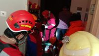 Foto-foto Evakuasi Teknisi Hotel di Malang yang Terjepit Lift