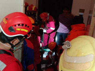 Foto-foto Evakuasi Teknisi Hotel di Malang yang Terjepit Lift