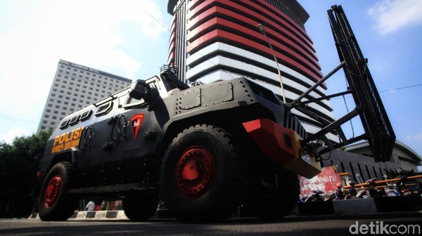 Gedung KPK Dijaga Ketat Aparat Gedung Merah Putih KPK, Jakarta, dijaga ketat oleh aparat dari TNI-Polri serta Satpol PP. Di lokasi juga terpantau kendaraan lapis baja barracuda dan kawat berduri disiagakan di lokasi.