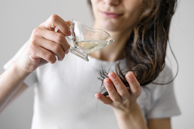 Ilustrasi Menggunakan Minyak Zaitun/Freepik.com Minyak Zaitun dapat dijadikan bahan alami untuk melengkapi langkah merawat rambut akibat bleaching.