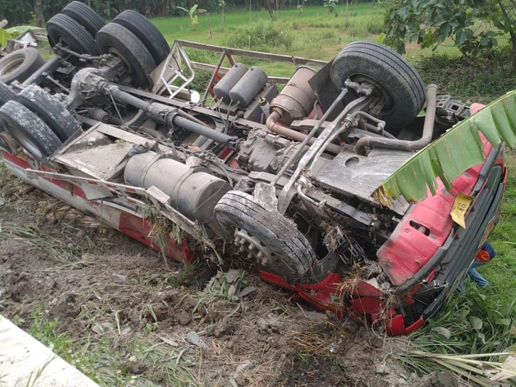 Viral Video Detik-detik Mengerikan Truk Pertamina Terguling di Madiun Viral Video Detik-detik Mengerikan Truk Pertamina Terguling di Madiun