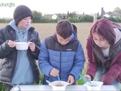 Seru! Keluarga di Jerman Ini Cicipi Bakso Aci Khas Indonesia