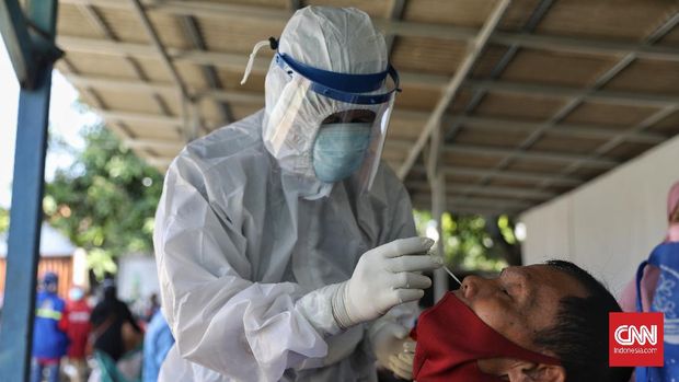 Petugas medis melakukan tes usap kepada warga di wilayah Gang Usman Tepos di RT 004 RW 002 Kelurahan Srengseng Sawah, Jagakarsa, Jakarta Selatan, yang ditutup karena banyaknya warga yang positif Covid-19, Jumat (28/5/2021). Pasca lebaran dan musim mudik, 14 warga di wilayah tersebut terjangkit Covid-19. Puskesmas Srengseng Sawah pun menggelar tes usap serta melakukan pembatasan kegiatan masyarakat skala micro. CNN Indonesia/Adi Maulana Ibrahim