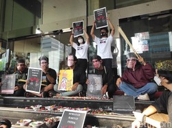 Koalisi Sipil Ruwatan di Kantor Dewas KPK, Ada yang Pakai Topeng Firli