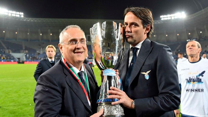 RIYADH, SAUDI ARABIA - DECEMBER 22:  President of SS Lazio Claudio Lotito and head coach of SS Lazio Simone Inzaghi celebrate the winning of the Italian Supercup and raising the trophy after the Italian Supercup match between Juventus and SS Lazio  at King Saud University Stadium on December 22, 2019 in Riyadh, Saudi Arabia.  (Photo by Marco Rosi/Getty Images)