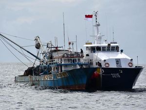 Detik-detik Kapal Pencuri Ikan Malaysia Melawan saat Hendak Ditangkap Detik-detik Kapal Pencuri Ikan Malaysia Melawan saat Hendak Ditangkap