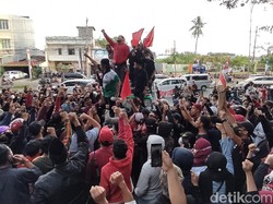 Suporter PSM Gerduk Kantor Gubernur Tuntut Kejelasan Stadion Mattoanging