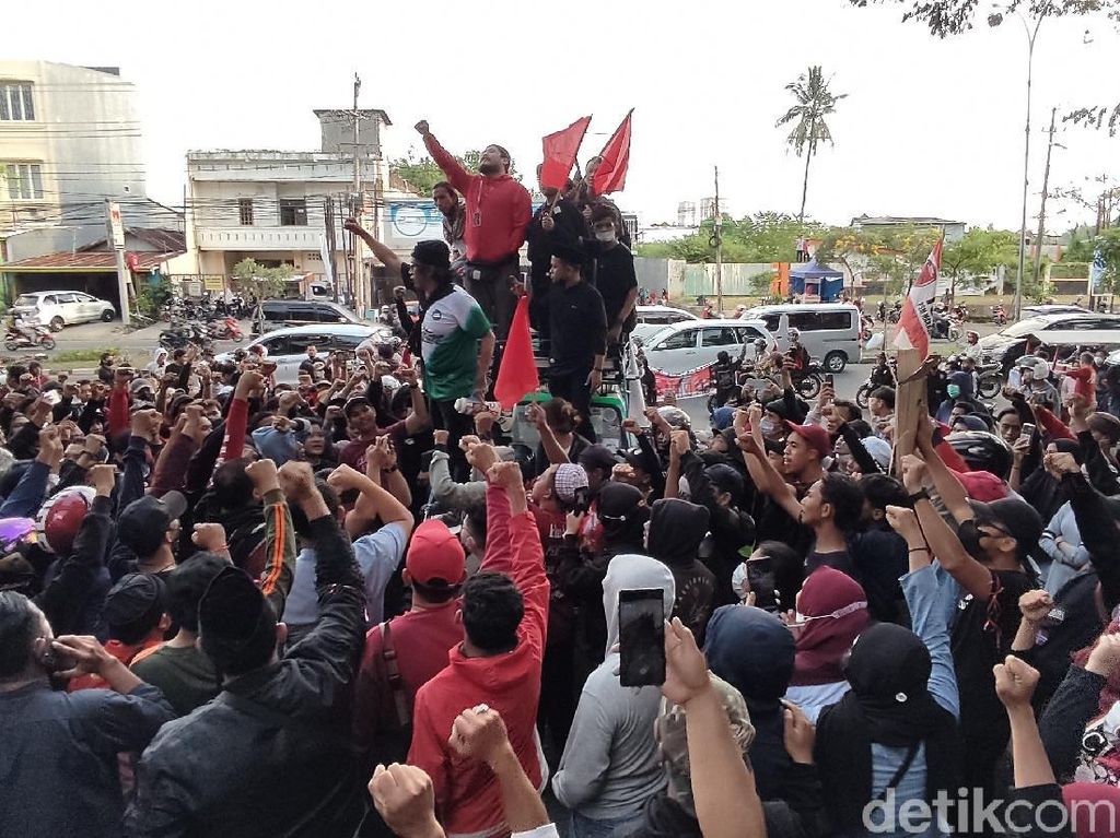 Suporter PSM Gerduk Kantor Gubernur Tuntut Kejelasan Stadion Mattoanging Suporter PSM Gerduk Kantor Gubernur Tuntut Kejelasan Stadion Mattoanging
