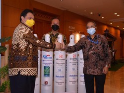 Airlangga Lepas Bantuan 2.000 Tabung Oksigen Tahap Dua untuk India