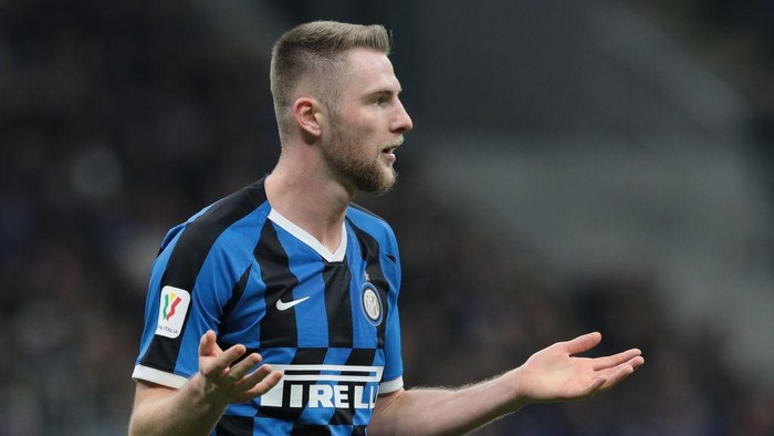 MILAN, ITALY - FEBRUARY 12:  Milan Skriniar of FC Internazionale gestures during the Coppa Italia Semi Final match between FC Internazionale and SSC Napoli at Stadio Giuseppe Meazza on February 12, 2020 in Milan, Italy.  (Photo by Emilio Andreoli/Getty Images)