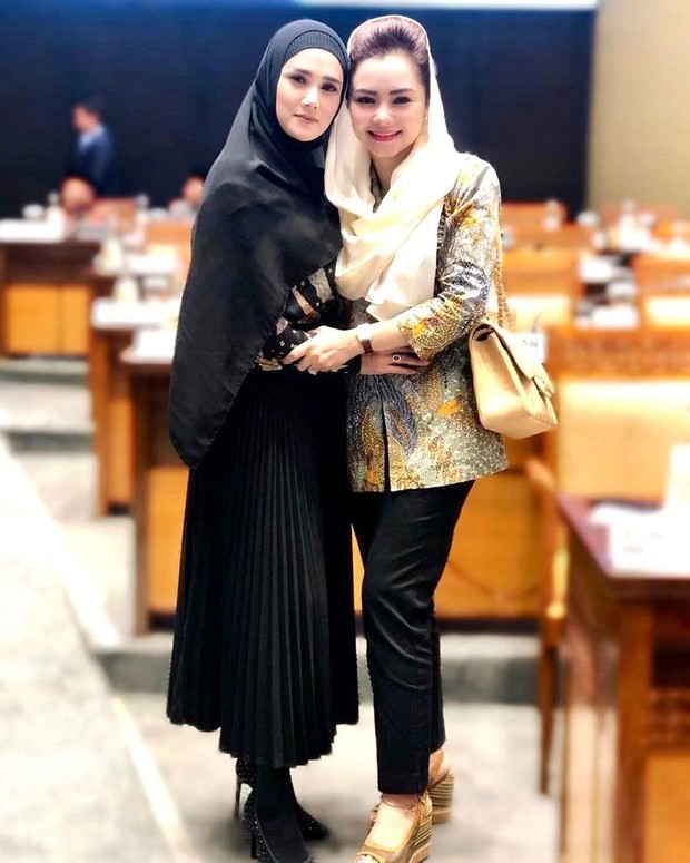 Mulan Jameela/instagram.com/mulanjameela1 Mulan Jameela tampil stylish saat bekerja di gedung DPR/instagram.com/mulanjameela1