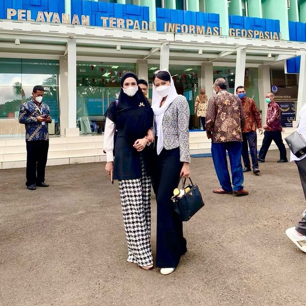 Mulan Jameela/instagram.com/mulanjameela1 Mulan Jameela tampak sedang kunjungan kerja ke sebuah instansi/instagram.com/mulanjameela1