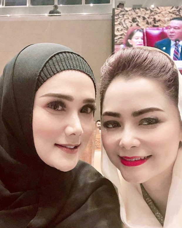 Mulan Jameela/instagram.com/mulanjameela1 Mulan Jameela berselfie dengan rekan kerja/instagram.com/mulanjameela1