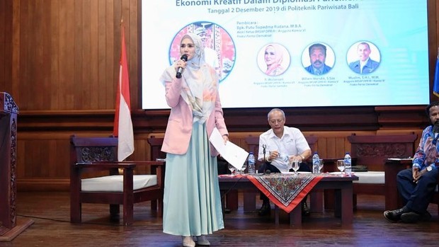 Mulan Jameela/instagram.com/mulanjameela1 Mulan Jameela tampak sedang memanldu sebuah acara/instagram.com/mulanjameela1