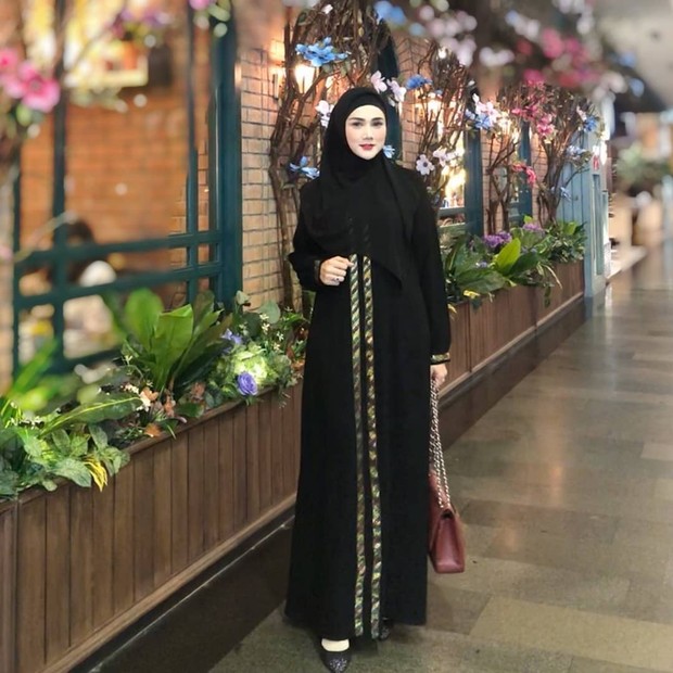 Mulan Jameela/instagram.com/mulanjameela1 Mulan Jameela tampil elegan dengan outfit serba hitam/instagram.com/mulanjameela1