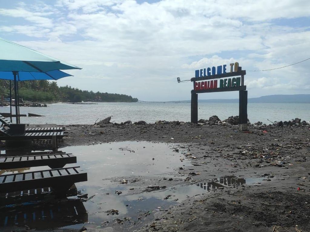 Banjir Rob Sapu Pantai Cacalan Banyuwangi Banjir Rob Sapu Pantai Cacalan Banyuwangi