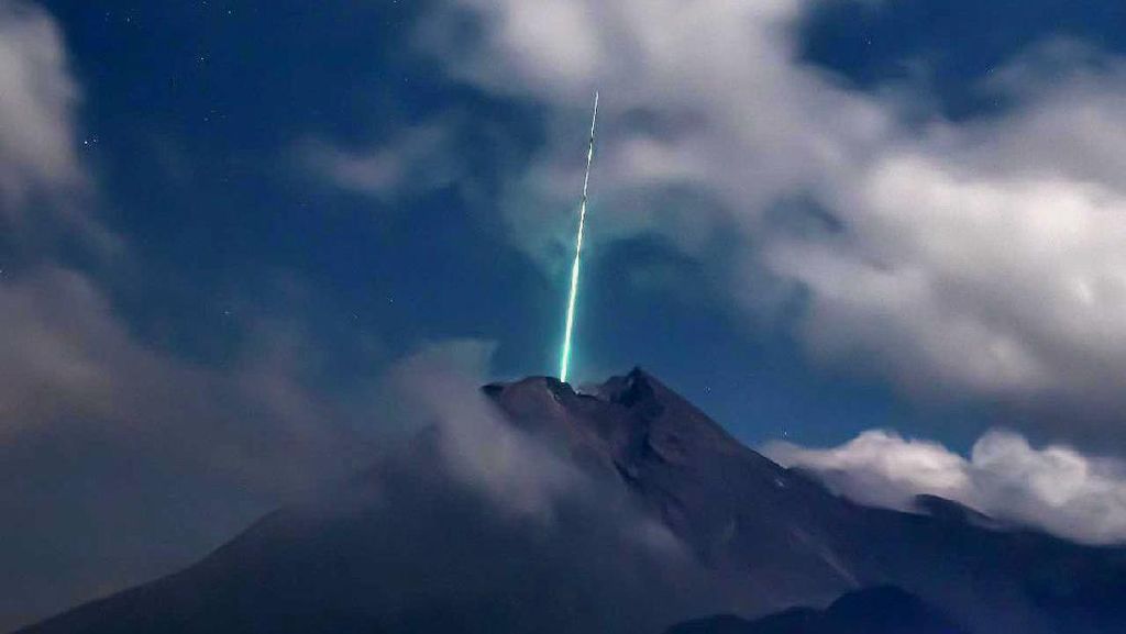 Penampakan Cahaya Diduga Meteor Jatuh di Puncak Merapi