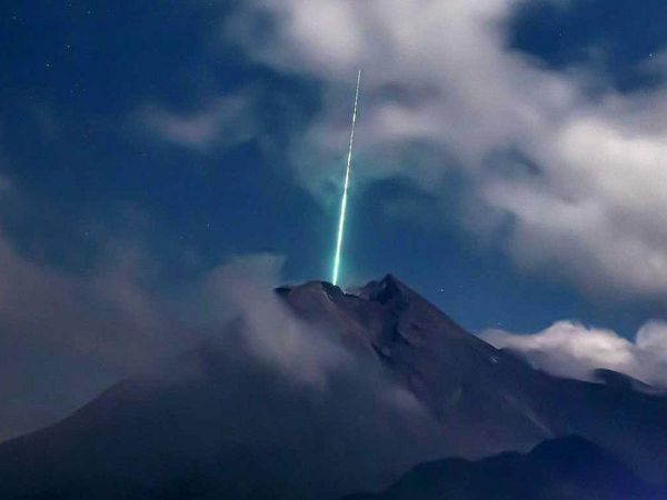 Penampakan Cahaya Diduga Meteor Jatuh di Puncak Merapi