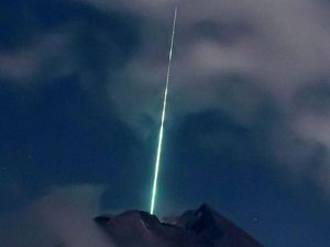 Video Kilatan Cahaya Mirip Meteor Jatuh di Puncak Merapi Video Kilatan Cahaya Mirip Meteor Jatuh di Puncak Merapi