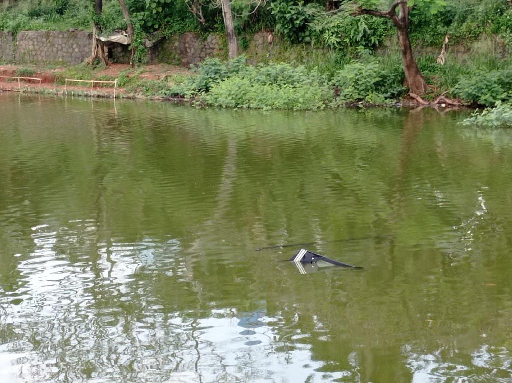 Penampakan Bagian Pesawat Latih yang Tampak di Permukaan Danau Cibubur Penampakan Bagian Pesawat Latih yang Tampak di Permukaan Danau Cibubur