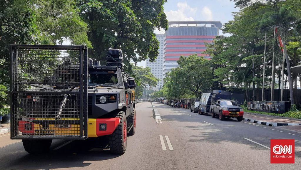 Puluhan aparat gabungan yang terdiri dari TNI, Polri, dan Satuan Polisi Pamong Praja (Satpol PP) bersiaga di sekitar kompleks Gedung Komisi Pemberantasan Korupsi (KPK) baru, Setiabudi, Jakarta Selatan, Jumat (28/5).
