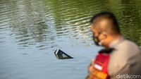 Penampakan Bagian Pesawat yang Jatuh di Danau Cibubur