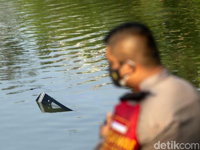 Penampakan Bagian Pesawat yang Jatuh di Danau Cibubur