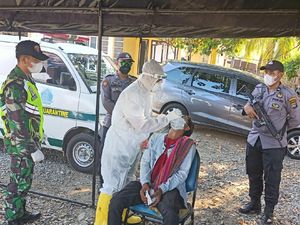 Polisi Lakukan Pemeriksaan Swab Antigen Acak di Pelabuhan Poto Tano