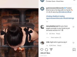 Gokil! Wanita Ini Pecahkan Rekor Dunia Tercepat Makan Hot Dog Tak Pakai Tangan