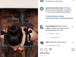 Gokil! Wanita Ini Pecahkan Rekor Dunia Tercepat Makan Hot Dog Tak Pakai Tangan