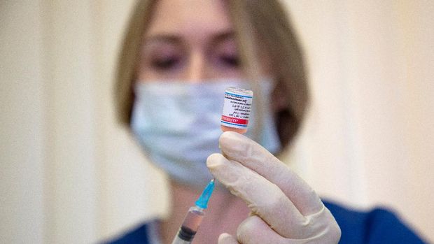 A veterinarian prepares a dose of the Carnivac-Cov vaccine for animals against the coronavirus disease (COVID-19) at a clinic in Moscow, Russia, in this image obtained by Reuters on May 26, 2021. VETANDLIFE.RU/Handout via REUTERS ATTENTION EDITORS - THIS IMAGE WAS PROVIDED BY A THIRD PARTY. NO RESALES. NO ARCHIVES. MANDATORY CREDIT.