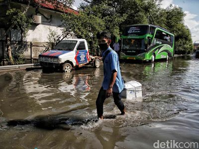 Semangat Pekerja Pelabuhan Menerjang Rob Jakarta Utara