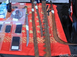Penampakan Senjata Perang Milik Geng Motor Brutal di Sukabumi