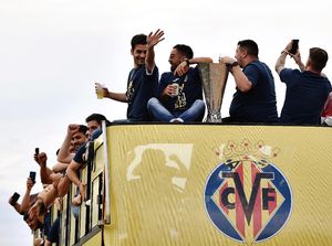 Momen Skuad Villarreal Rayakan Juara Liga Europa Berkeliling Kota
