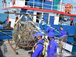 Knalpot Brong Dirangkai Jadi Helikopter, Ditenggelamkan Buat Jadi Terumbu Karang