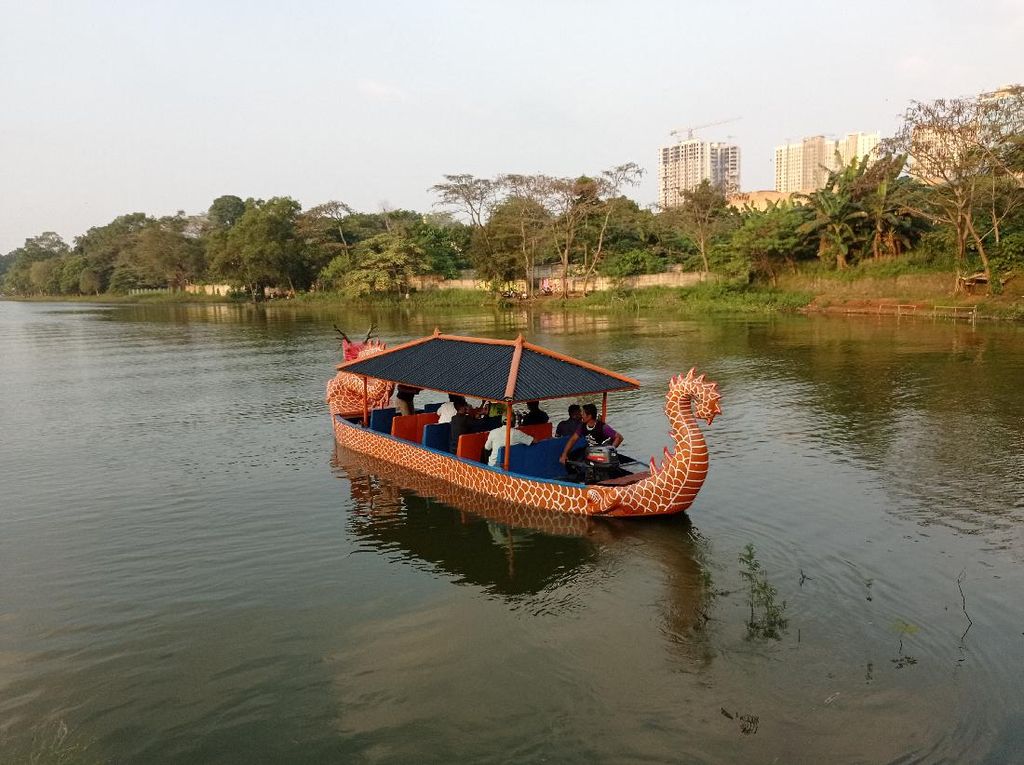 Tim dari KNKT Cek Lokasi Heli Jatuh Pakai Perahu Naga Tim dari KNKT Cek Lokasi Heli Jatuh Pakai Perahu Naga