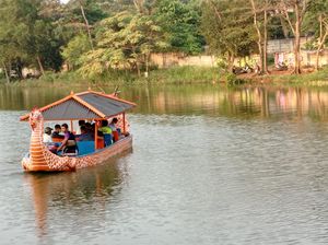 Momen KNKT Naik Perahu Naga Cek Lokasi Jatuhnya Heli Robinson R44
