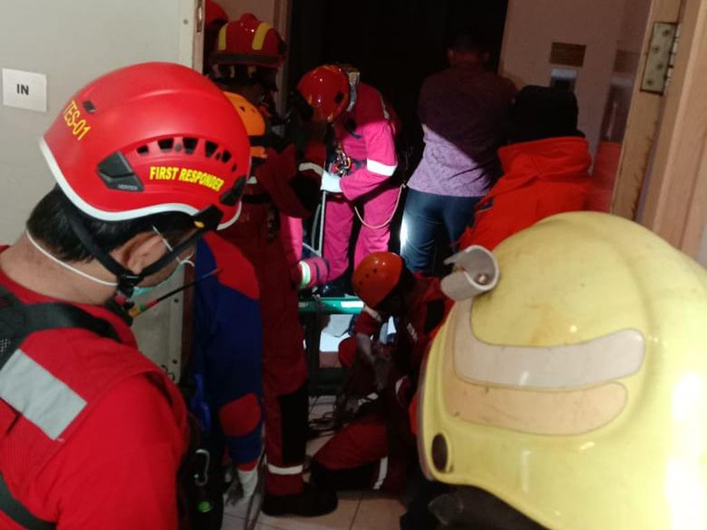 Aksi Damkar Evakuasi 5 Orang Terjebak Lift di Gedung Jaktim