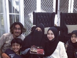 Alasan Bijak Umi Pipik Izinkan Anak-anaknya Nikah Muda