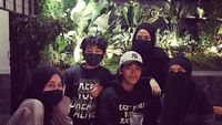 Serunya Momen Umi Pipik saat Ngopi dan Kulineran Bareng Anak-anak