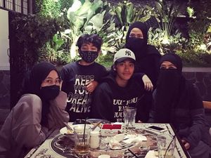 Serunya Momen Umi Pipik saat Ngopi dan Kulineran Bareng Anak-anak