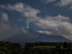 Kesaksian Pemotret Cahaya Diduga Meteor Jatuh di Puncak Merapi Kesaksian Pemotret Cahaya Diduga Meteor Jatuh di Puncak Merapi