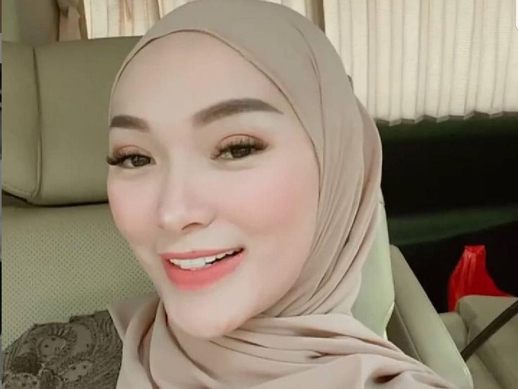 7 Penampilan Zaskia Gotik yang Kini Berpipi Tirus Setelah Turun BB 8 Kg 7 Penampilan Zaskia Gotik yang Kini Berpipi Tirus Setelah Turun BB 8 Kg