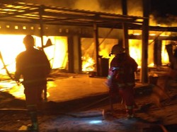 5 Ruko-6 Kontrakan di Pekanbaru Hangus Dilahap Si Jago Merah