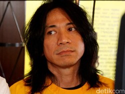 Disentil Urus Masalah Telkom Pakai Gitar, Ini Rekam Jejak Abdee Slank