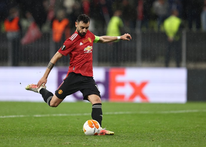 GDANSK, POLAND - MAY 26: Bruno Fernandes of Manchester United scores their teams third penalty in the penalty shoot out during the UEFA Europa League Final between Villarreal CF and Manchester United at Gdansk Arena on May 26, 2021 in Gdansk, Poland. (Photo by Maja Hitij/Getty Images)
