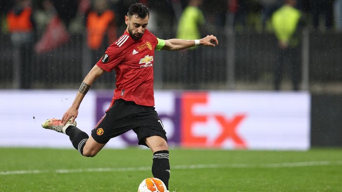 Bruno Fernandes GDANSK, POLAND - MAY 26: Bruno Fernandes of Manchester United scores their team's third penalty in the penalty shoot out during the UEFA Europa League Final between Villarreal CF and Manchester United at Gdansk Arena on May 26, 2021 in Gdansk, Poland. (Photo by Maja Hitij/Getty Images)