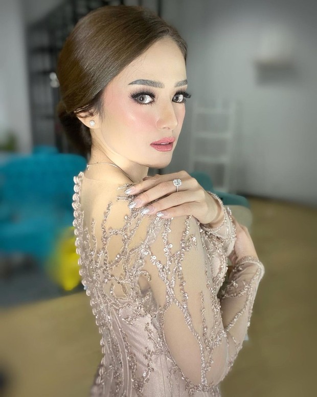 Citra Monica/instagram.com/citra_monica Citra Monica dengan makeup nuansa nude/instagram.com/citra_monica