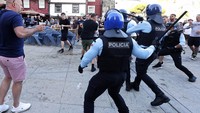 Polisi turun tangan guna melerai perkelahian suporter Manchester City dan Chelsea. 