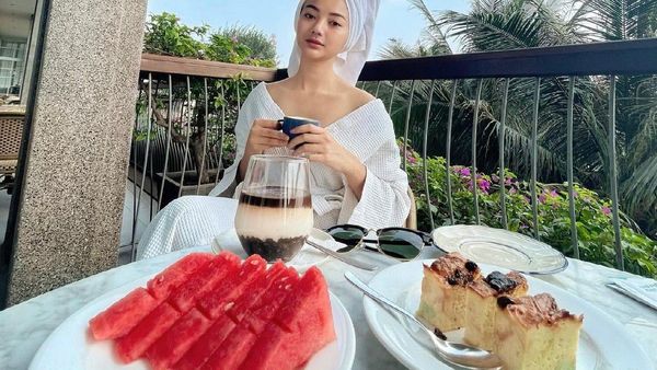 Cantiknya Glenca Chysara saat Ngopi di Kafe Kekinian